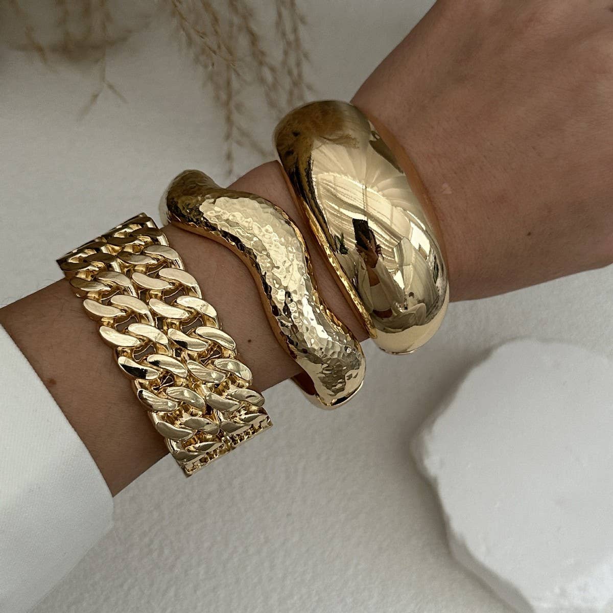 IRREGULAR METAL SMOOTH SPRING WIDE BRACELET