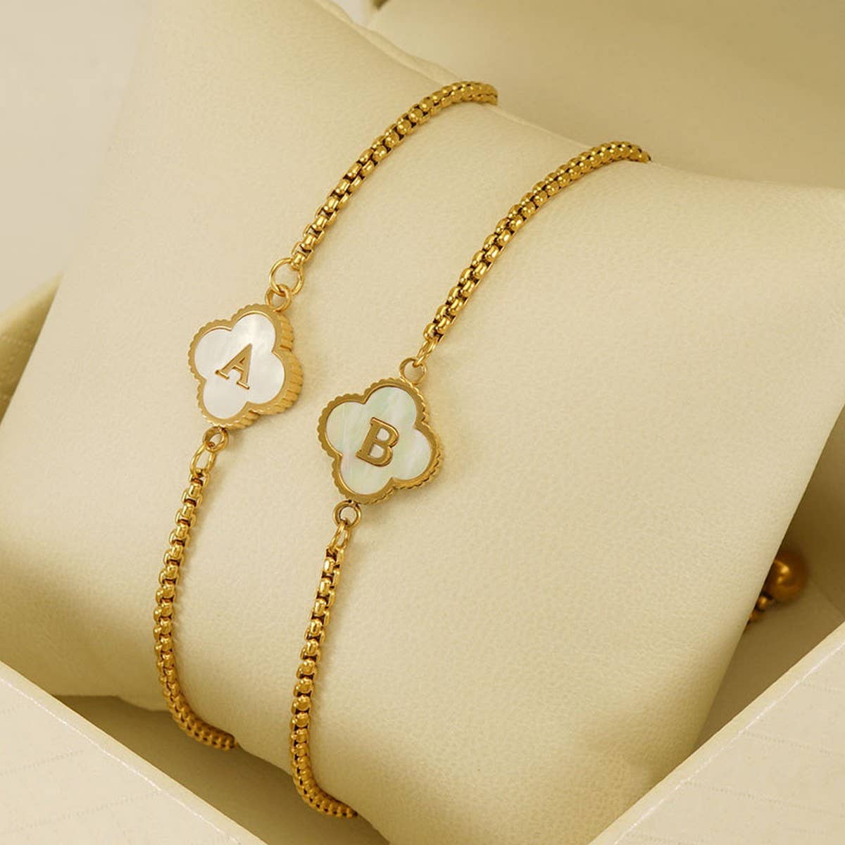 CWAJE1959_Adjustable Four Leaf Clover Letter Shell Bracelet