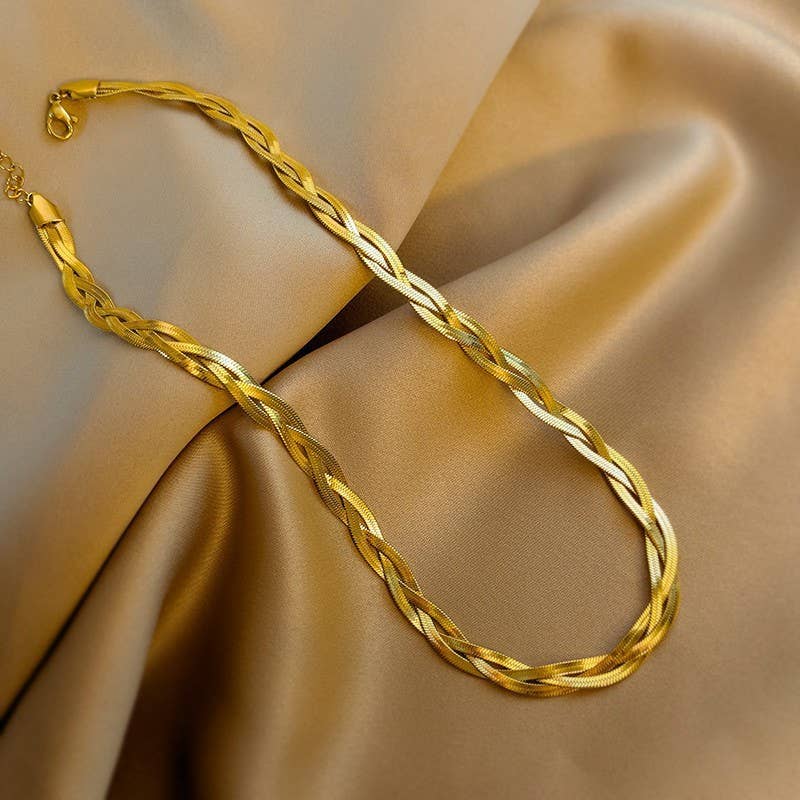 A versatile double-layer stacked chain necklace