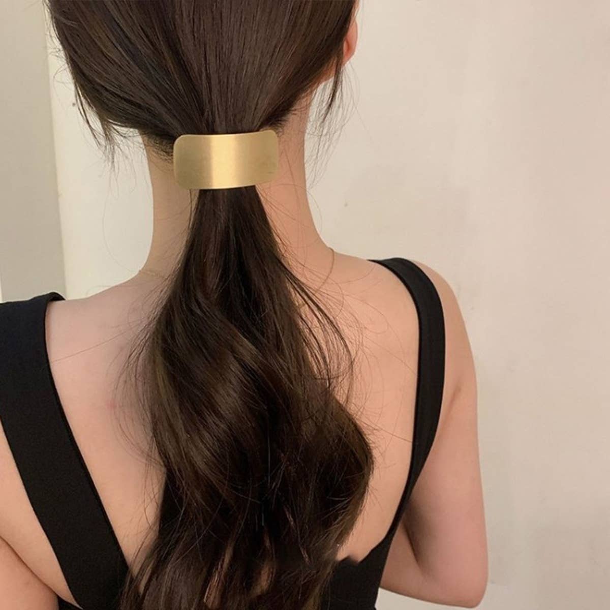MINIMALIST TEXTURE AND VERSATILE HAIR SCRUNCHIES