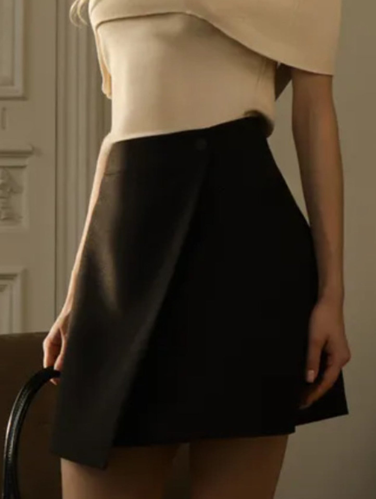 High-waisted slim-fit solid color skirt