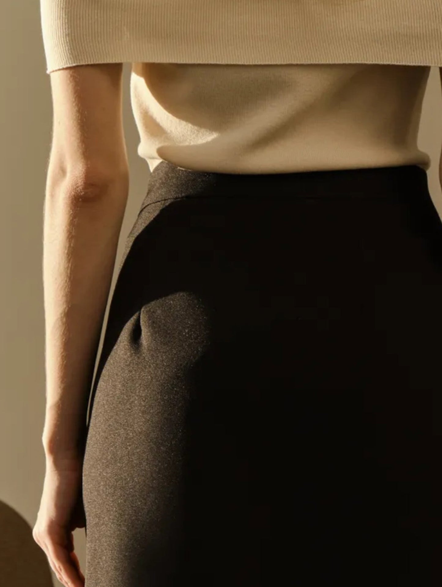 High-waisted slim-fit solid color skirt