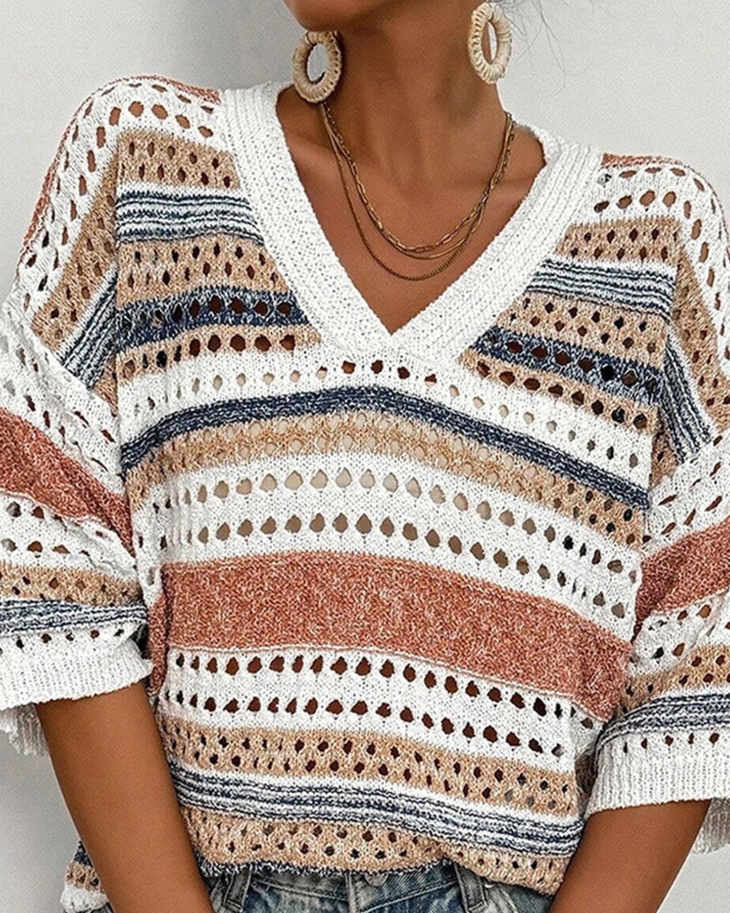 CUT-OUT V-NECK SWEATER WITH COLOR MATCHING