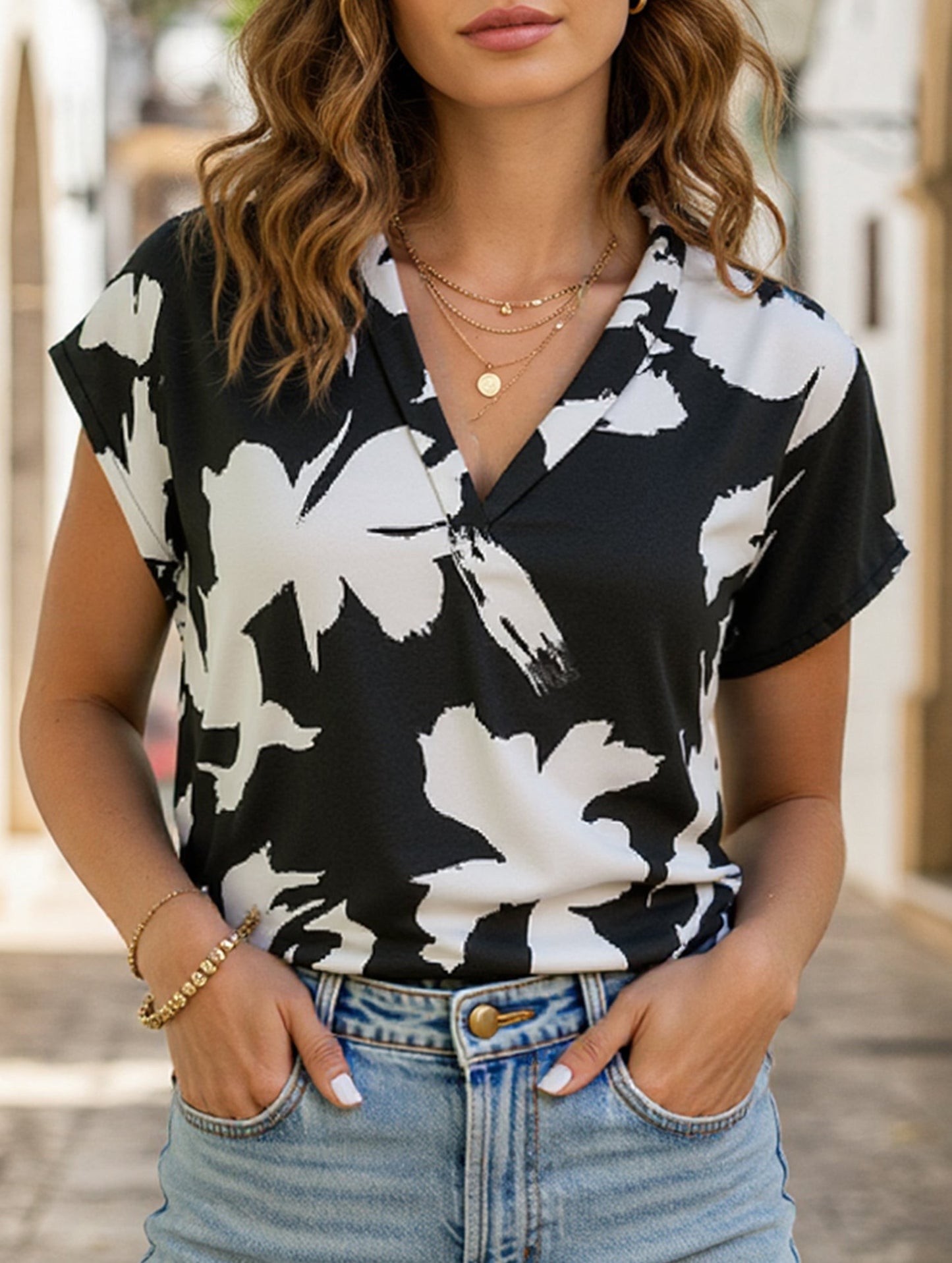 CONTRASTING BLACK AND WHITE V-NECK SHIRT