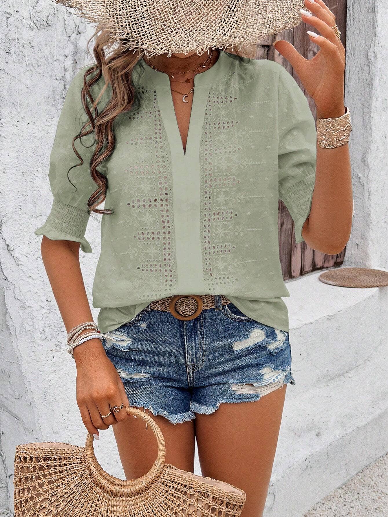 Women¡¯s V-Neck Puff Sleeve Lace Pom-Pom T-Shirt