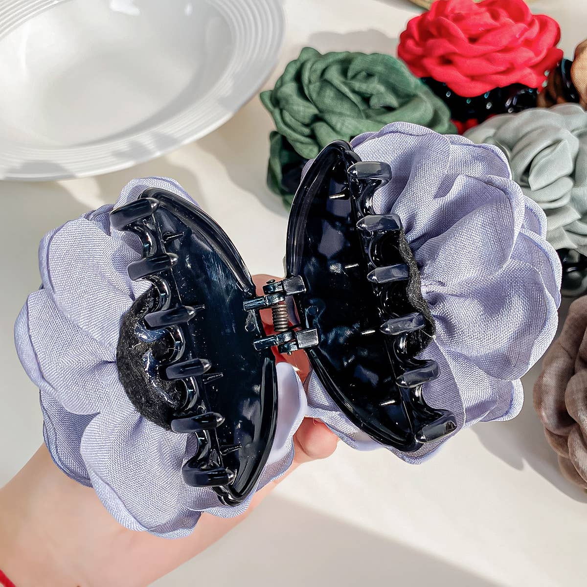 Three-dimensional solid fabric rose grasping clip