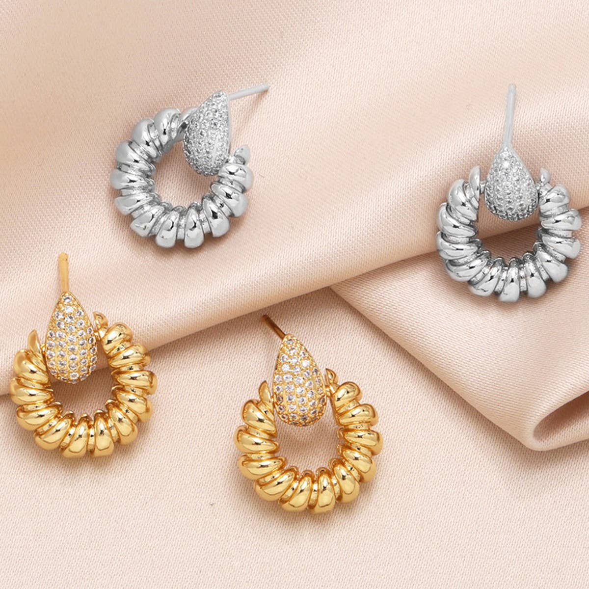 FASHIONABLE ROUND EARRINGS WITH WATER DROPLETS