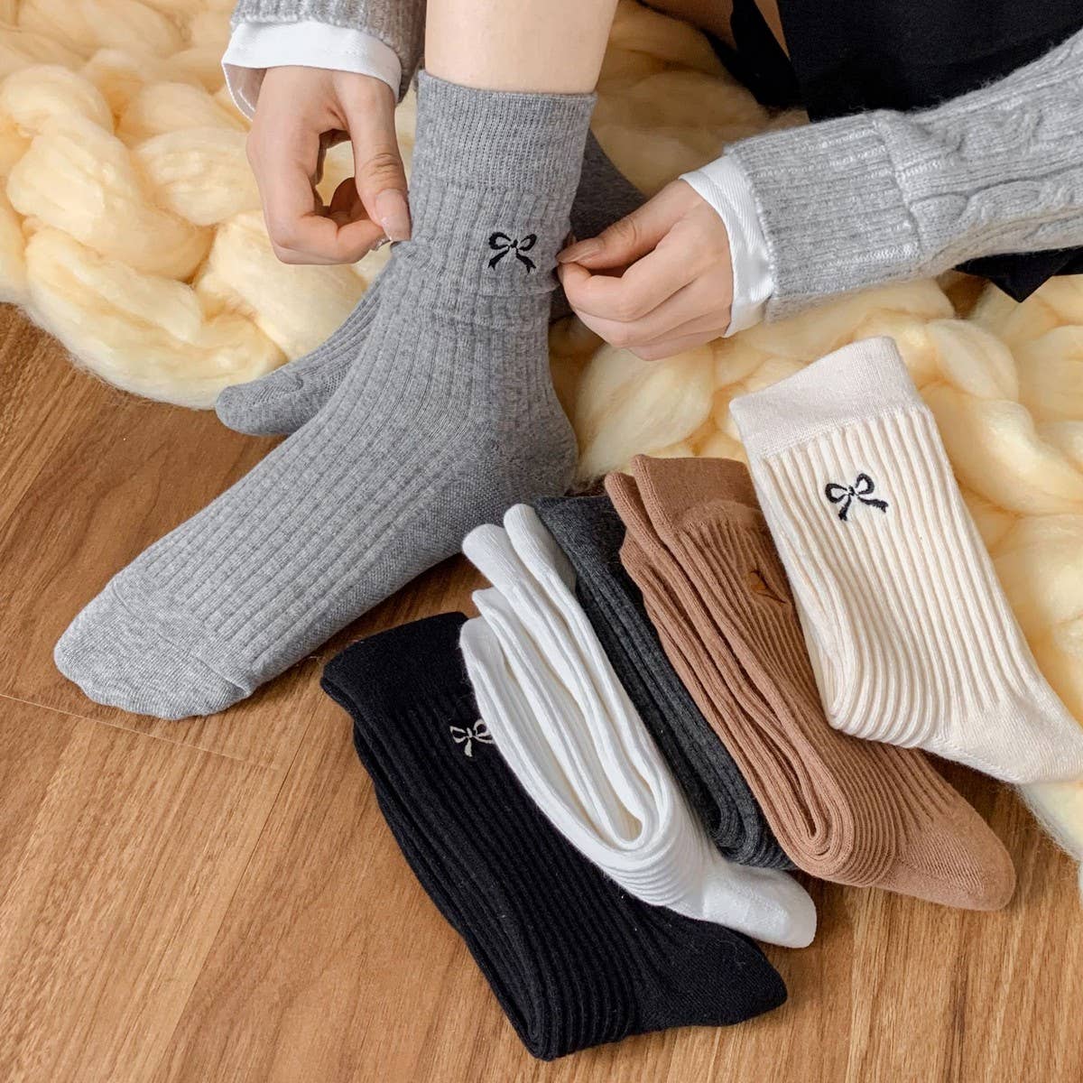 SIMPLE EMBROIDERED BOW SOCKS_CWMS0914