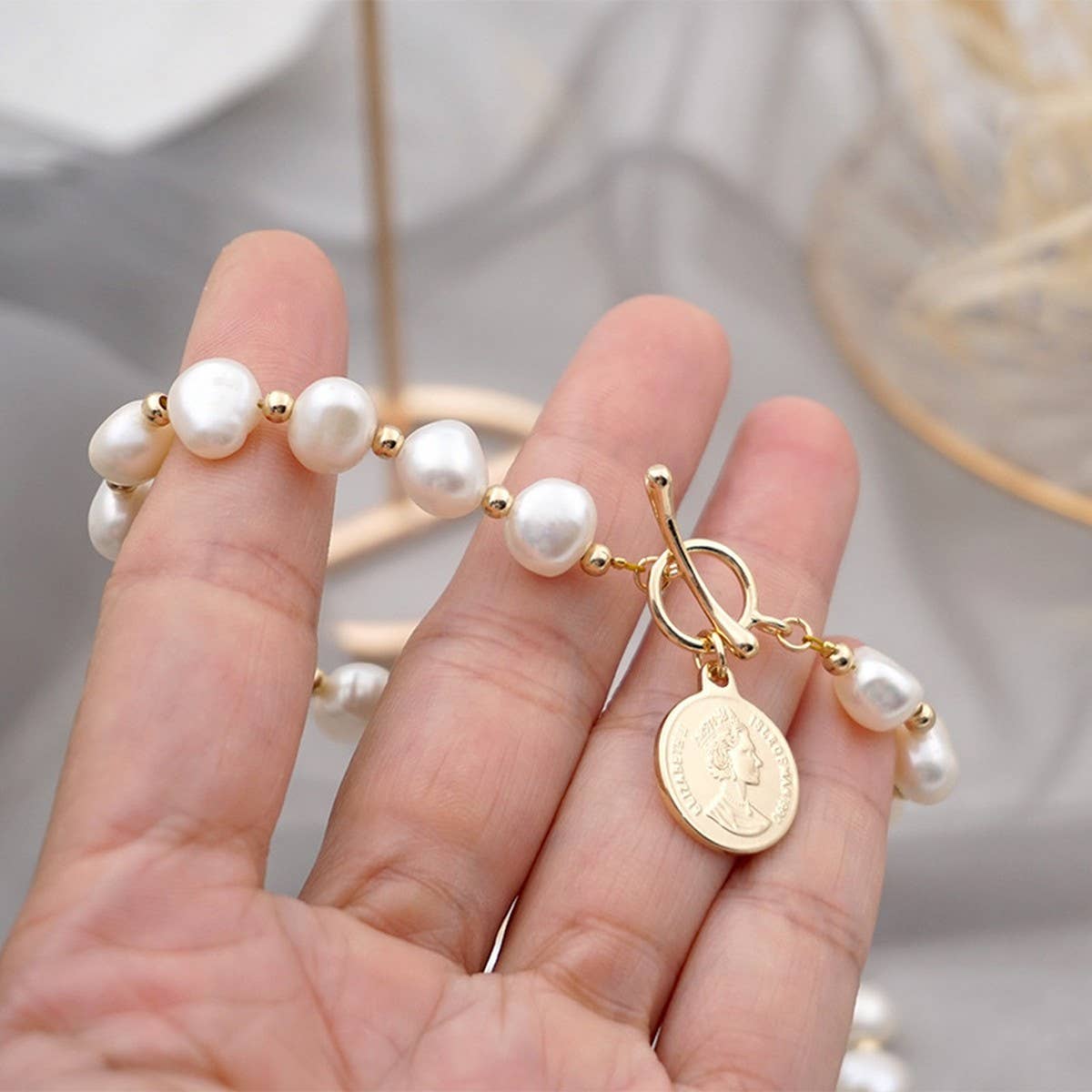 ELEGANT AND COOL PEARL BRACELET