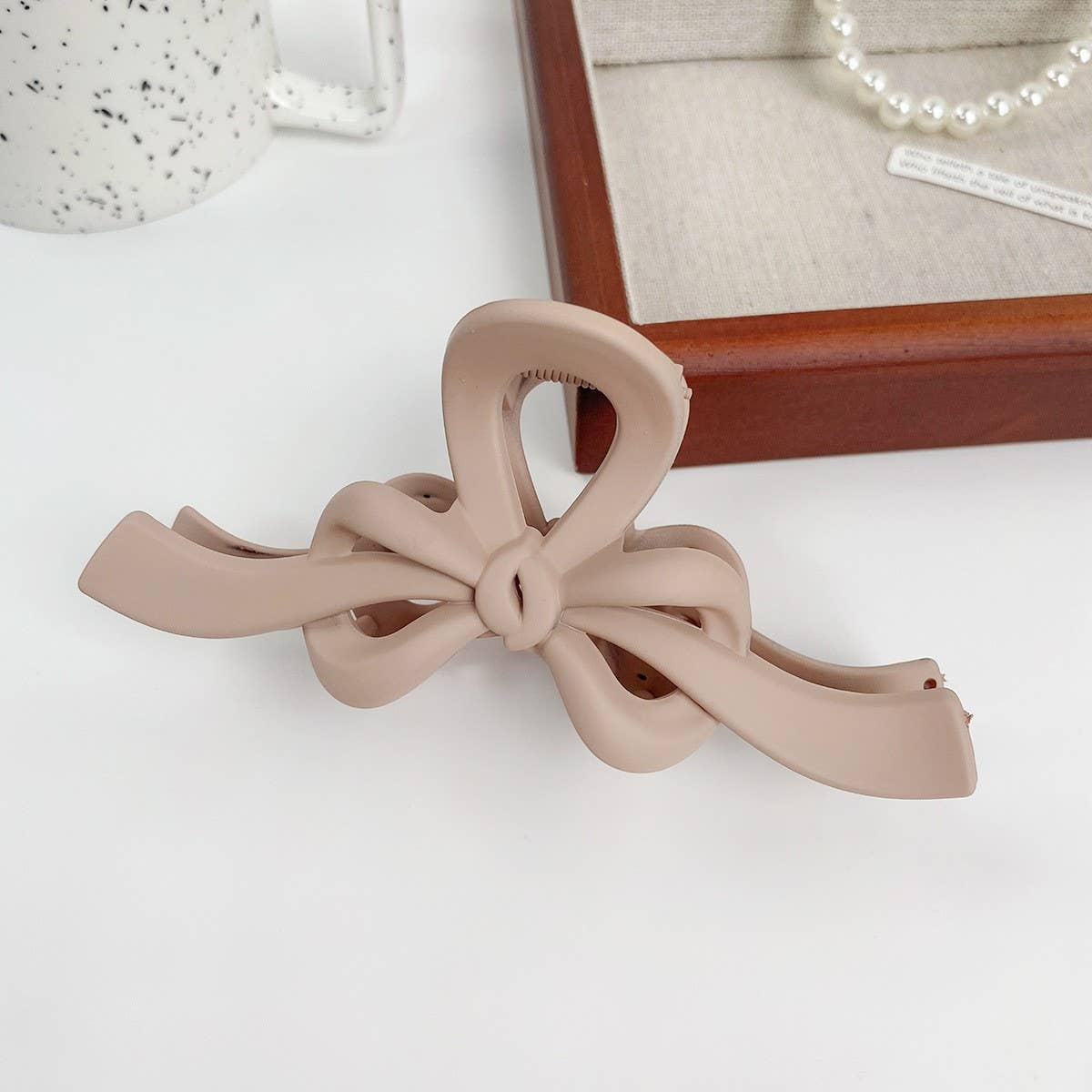Versatile fashionable hollowed-out grab clip