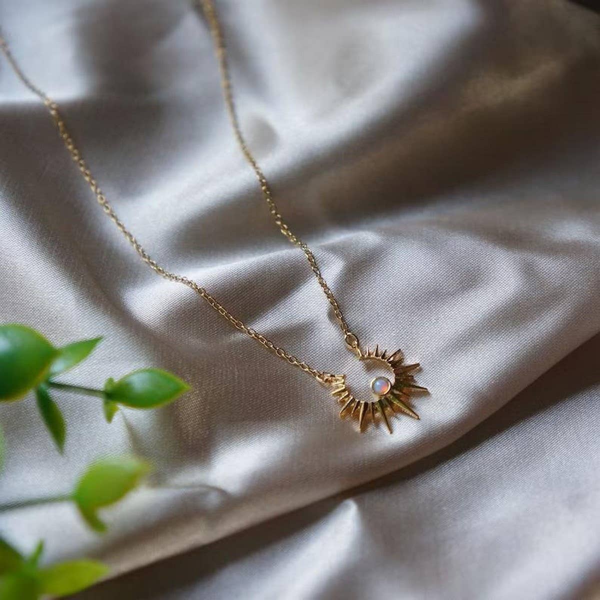 Star and Moon Hollow Clavicle Necklace_CWMM5326