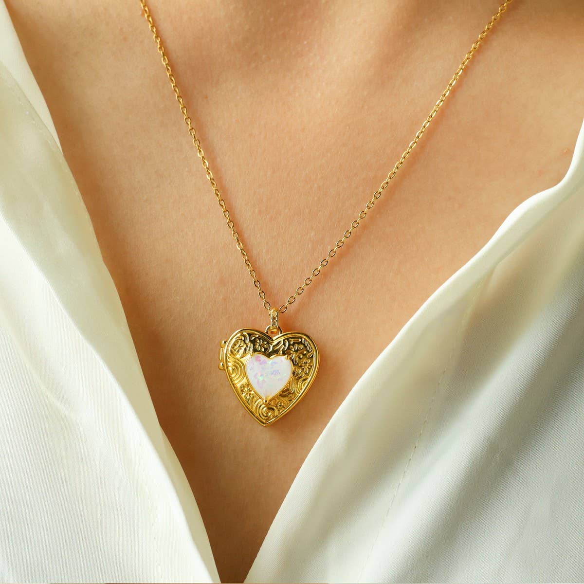 Design Love Locket Pendant Necklace