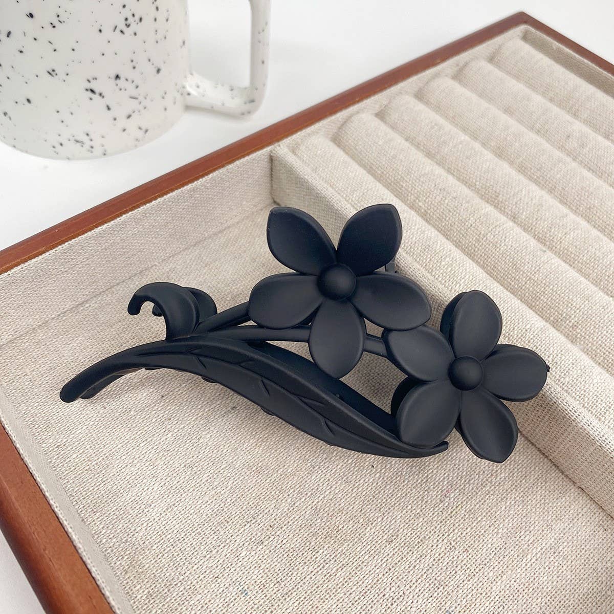Versatile fashionable hollowed-out grab clip