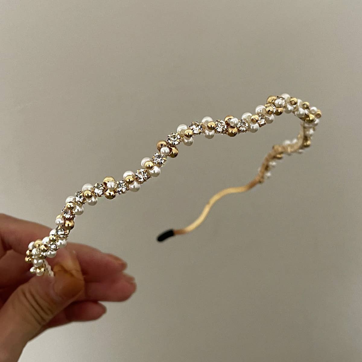 RETRO LOVE TWIST PEARL HEADBAND_CWAHA0829