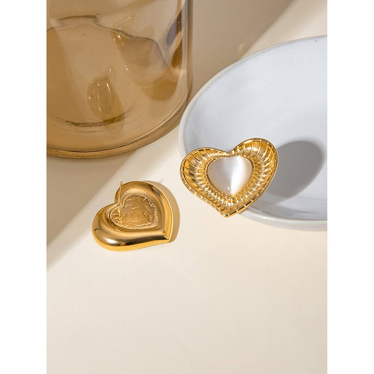 SIMPLE HEART RADIAL WHITE CAT'S EYE EARRINGS_CWAJE1802