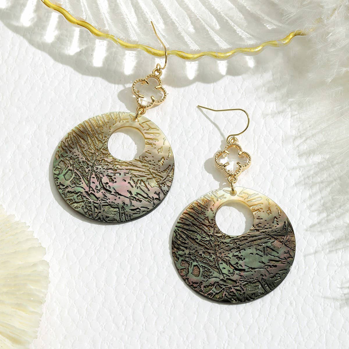 FASHION HOLLOW BLACK SHELL CARVED EARRINGS_CWMM4263