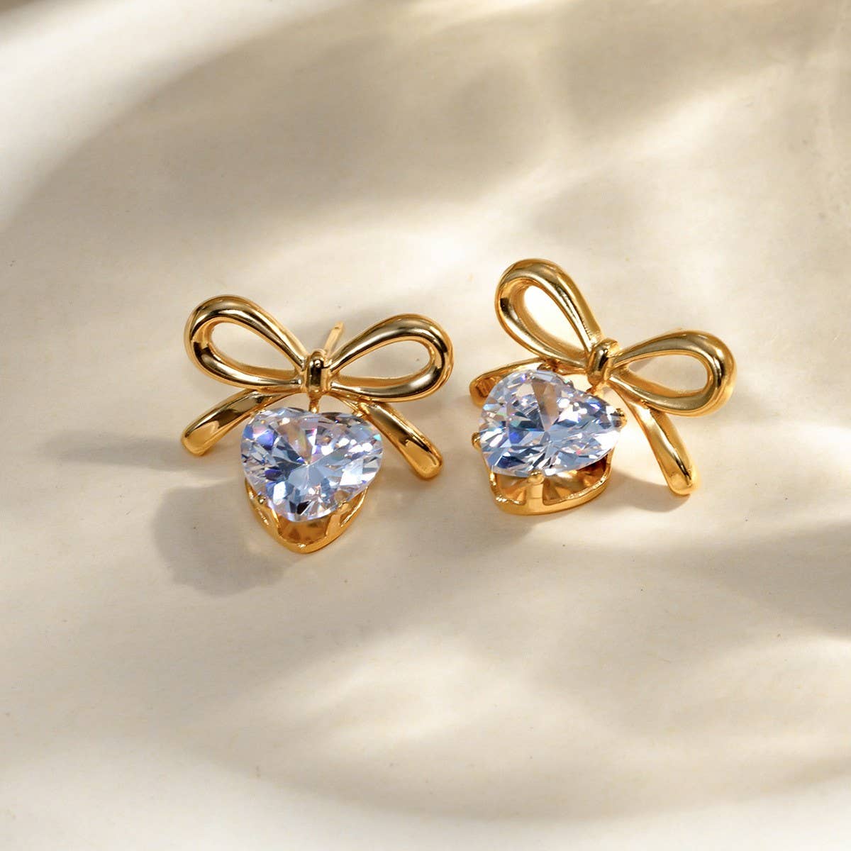 A HEART HUNG ON A BOW EARRINGS_CWAJE1360