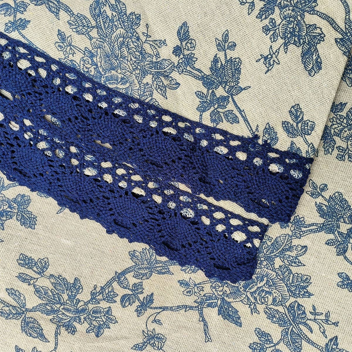 VINTAGE BLUE ROSE PRINT TABLECLOTH