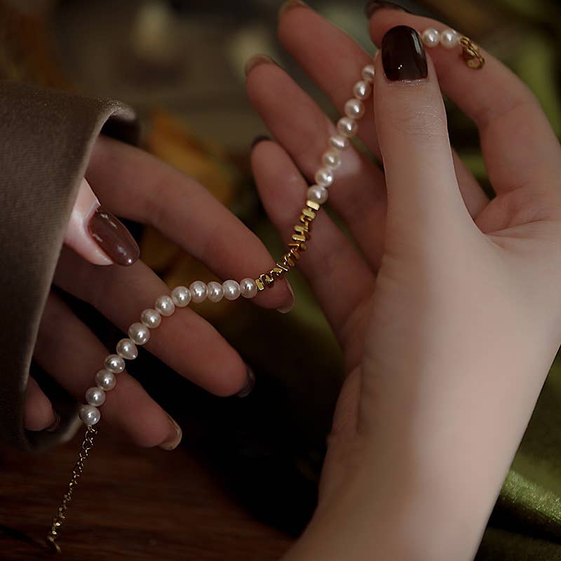 Freshwater pearl bracelet made of broken silver