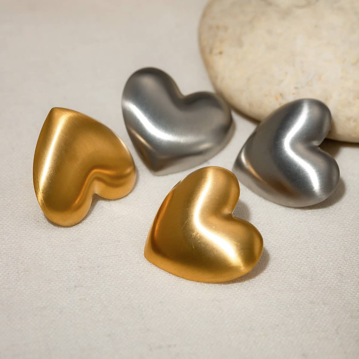 POPULAR AND VERSATILE HEART-SHAPED EARRINGS_CWAJE1791