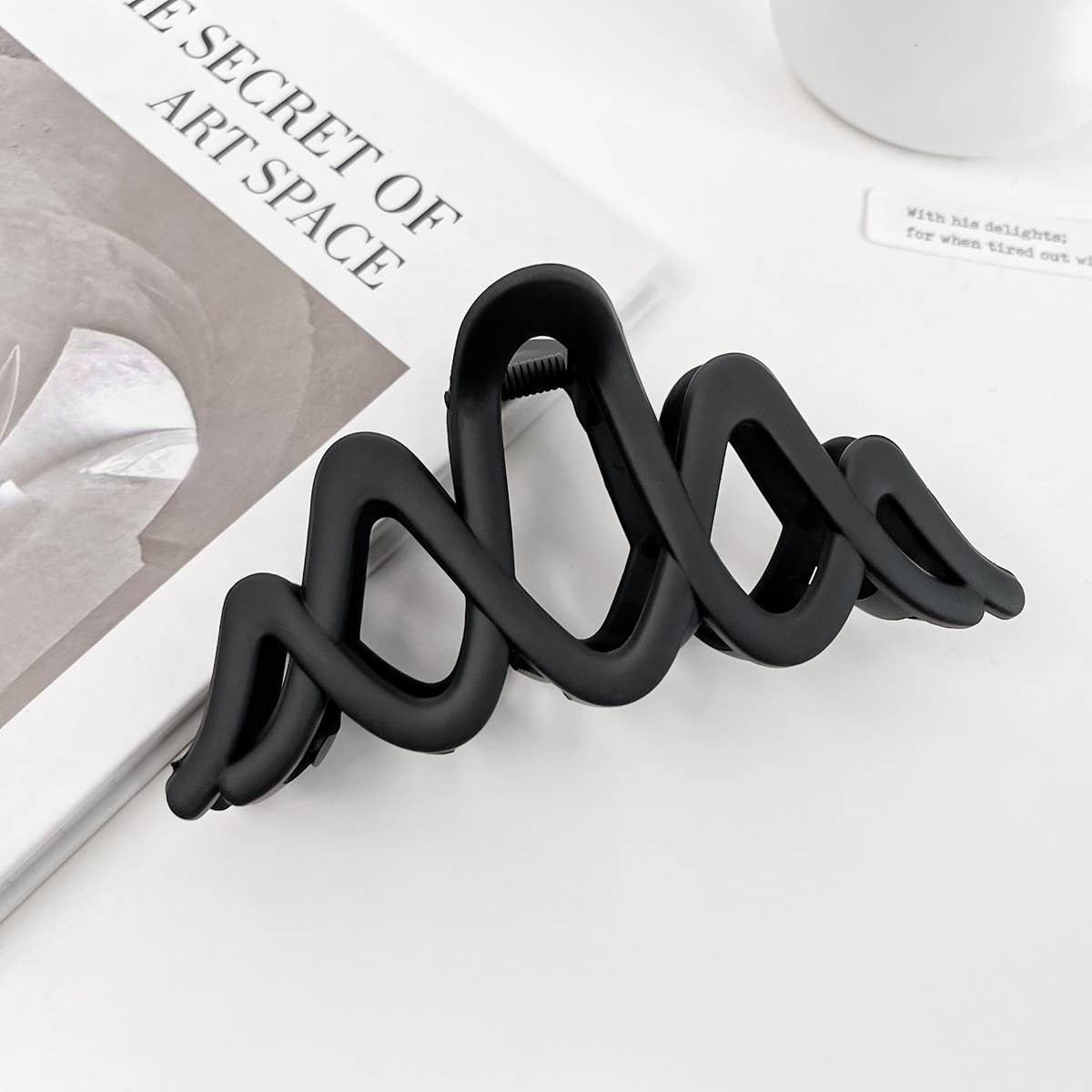 Versatile fashionable hollowed-out grab clip