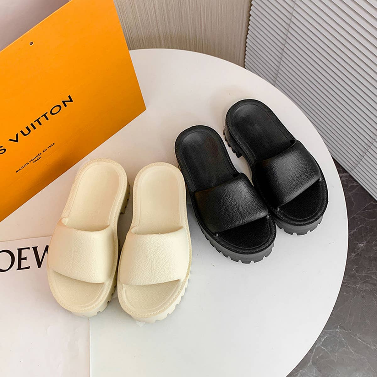 FASHIONABLE WOMEN NEW OUTER THICK-SOLED SLIPPERS