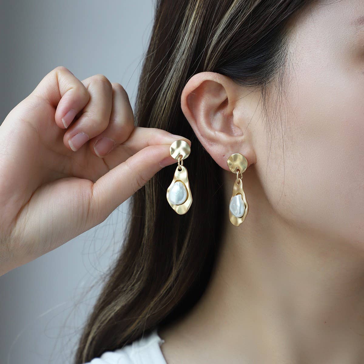 FASHIONABLE PEARL GOLD-RIMMED ZINC ALLOY EARRINGS