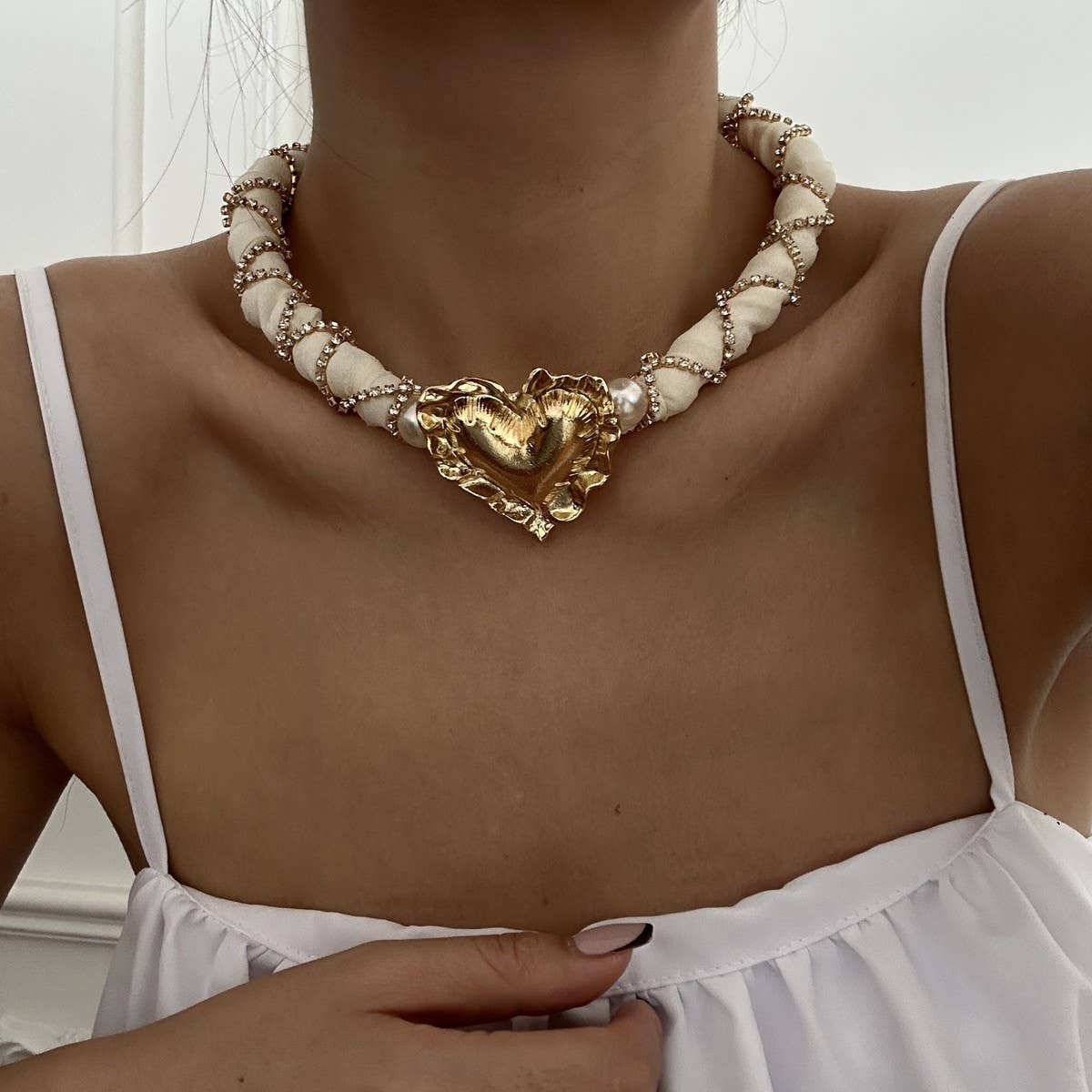 FASHIONABLE WOVEN FABRIC PEARL NECKLACE