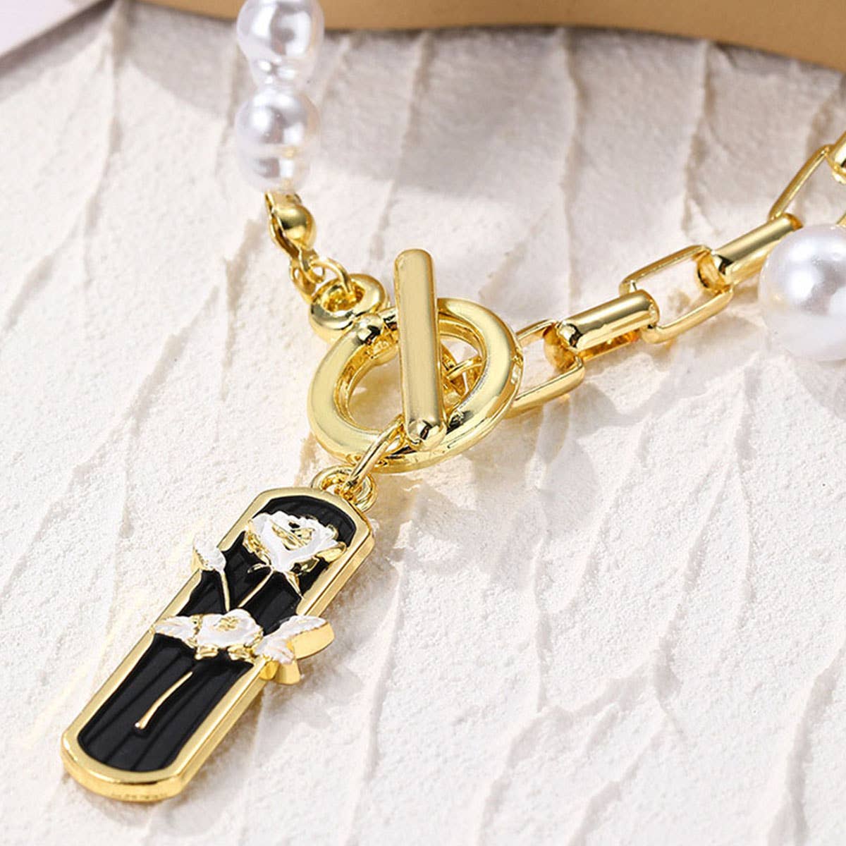 FAUX PEARL CHARM PENDANT NECKLACE
