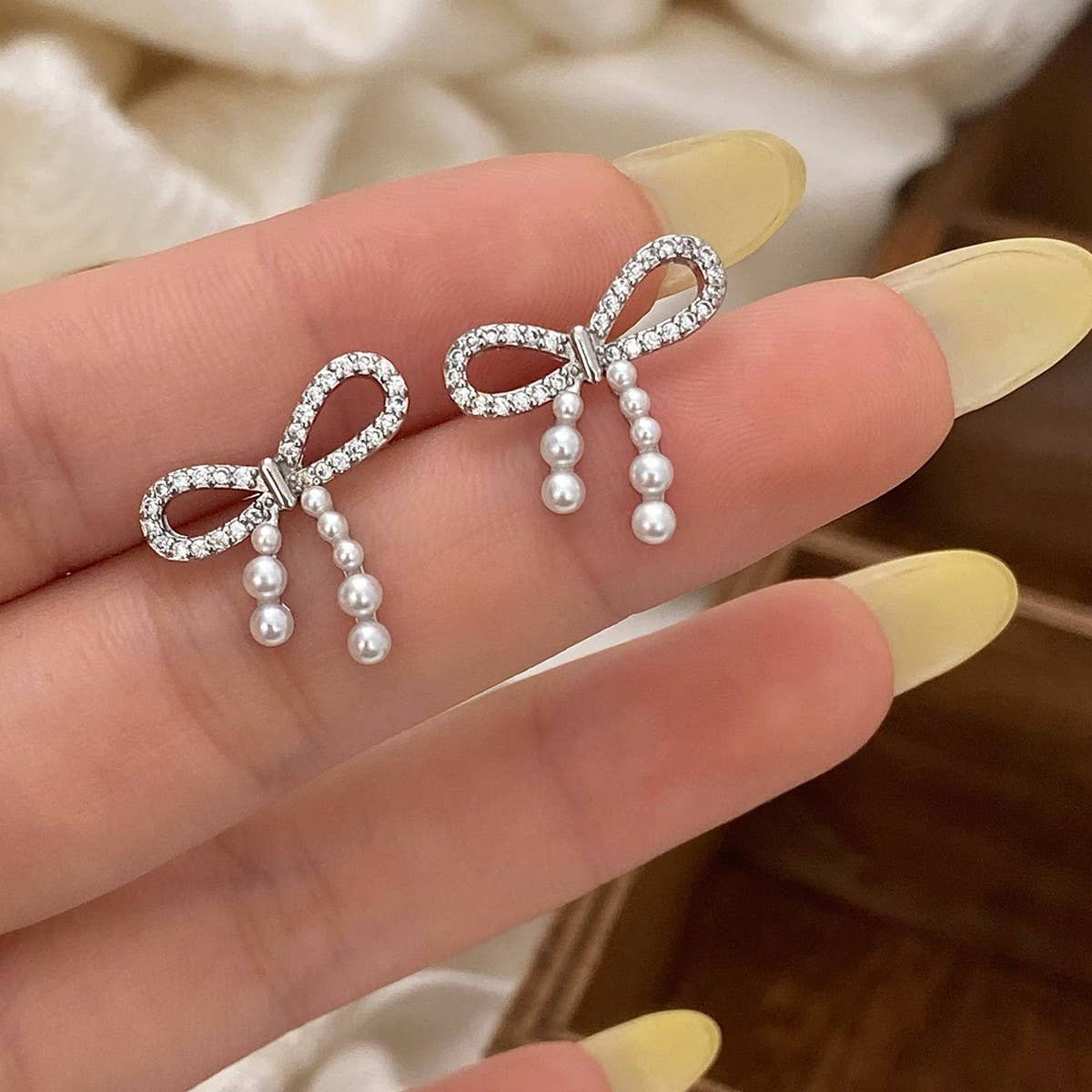 TRENDY RETRO BOWKNOT DIAMOND PEARL EARRINGS