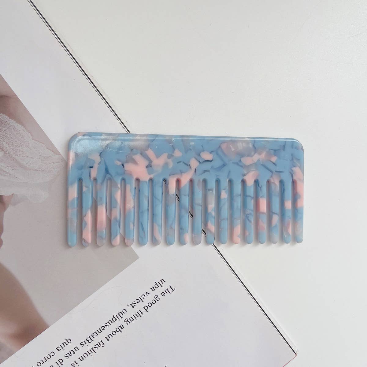 SIMPLE AND EXQUISITE PORTABLE COMB