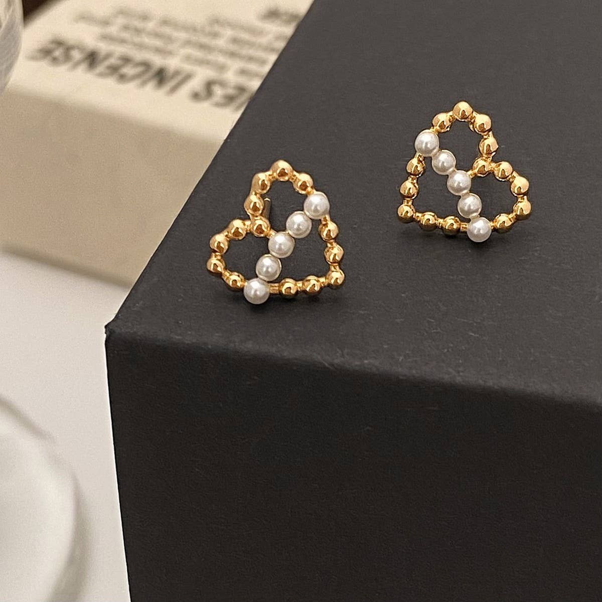 NEW EXQUISITE FASHION HOLLOW HEART PEARL EARRINGS