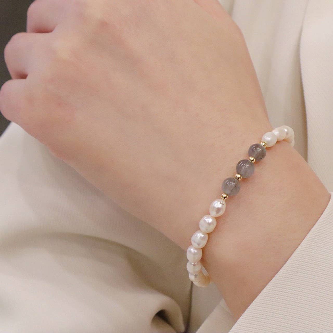 Freshwater pearl bracelet made of broken silver