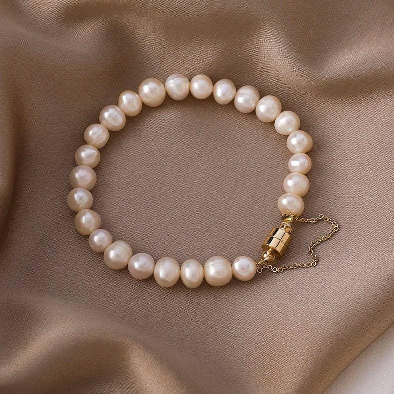 Freshwater pearl bracelet made of broken silver