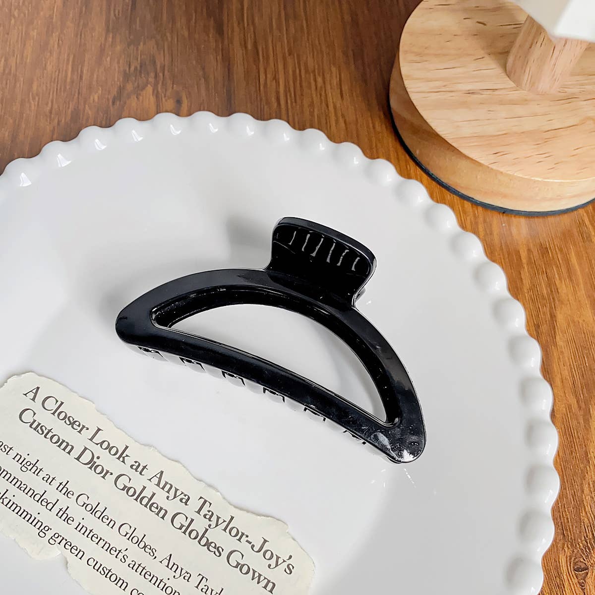 Arc-shaped semi-circular transparent gripper