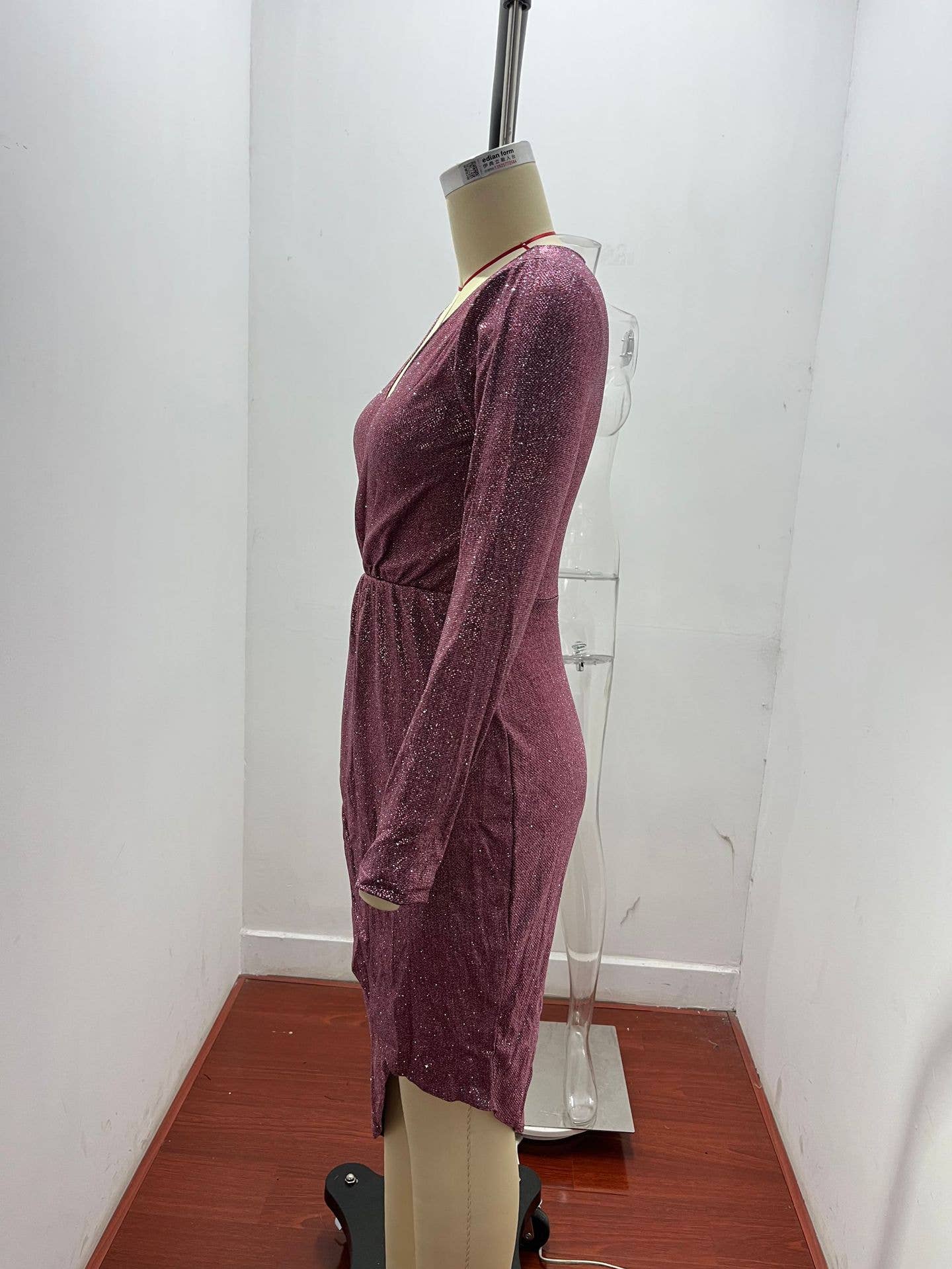 A gilded long-sleeved V-neck shiny evening dress