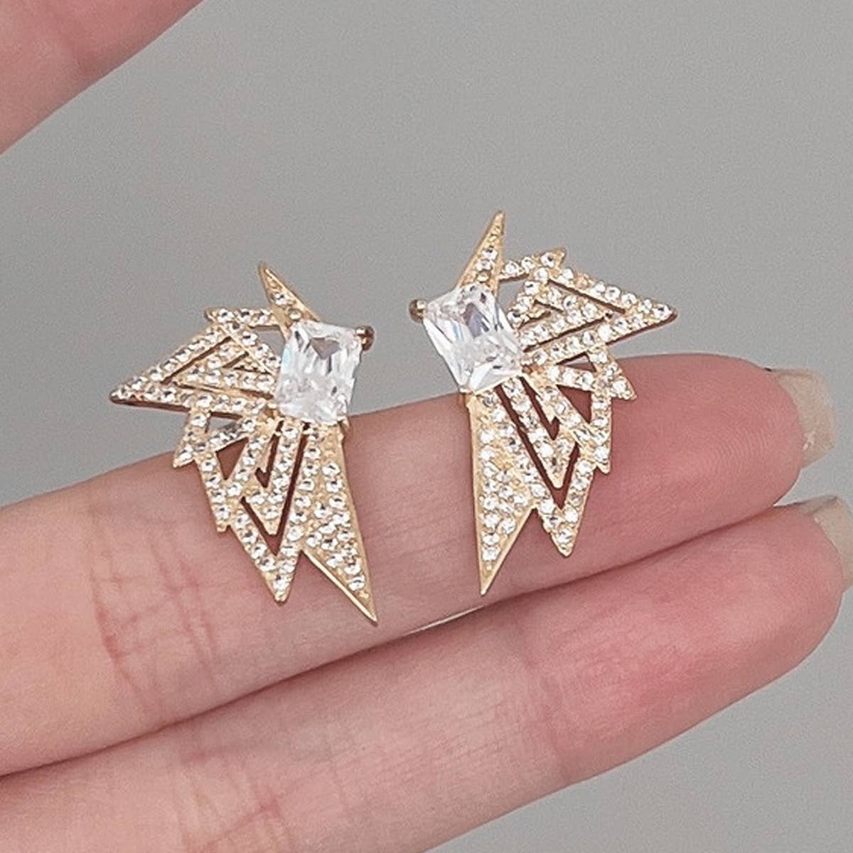 ADVANCED HOLLOW TRIANGULAR EARRINGS_CWAJE1411