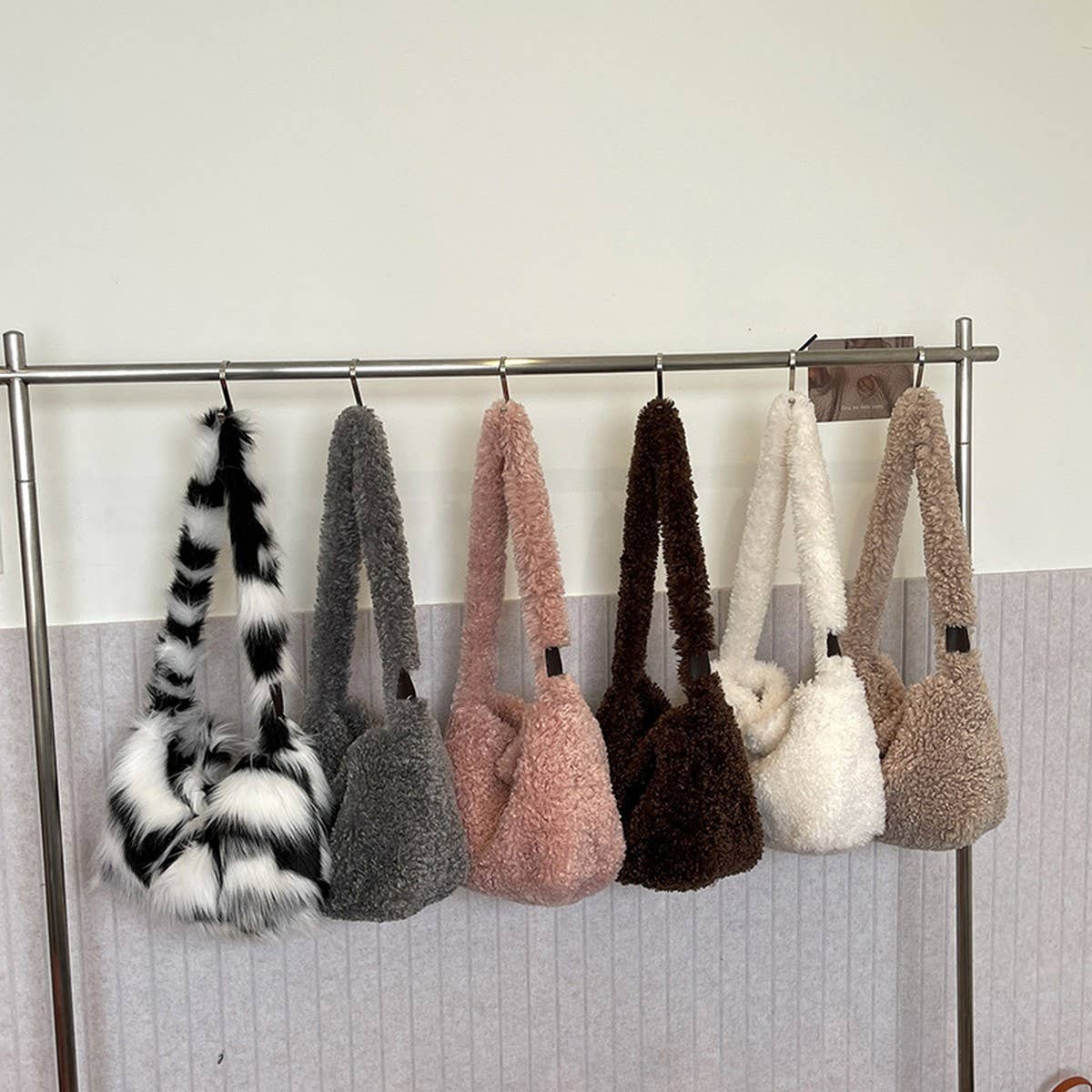 WINTER IMITATION LAMBSWOOL SHOULDER PLUSH BAG_CWAB4010