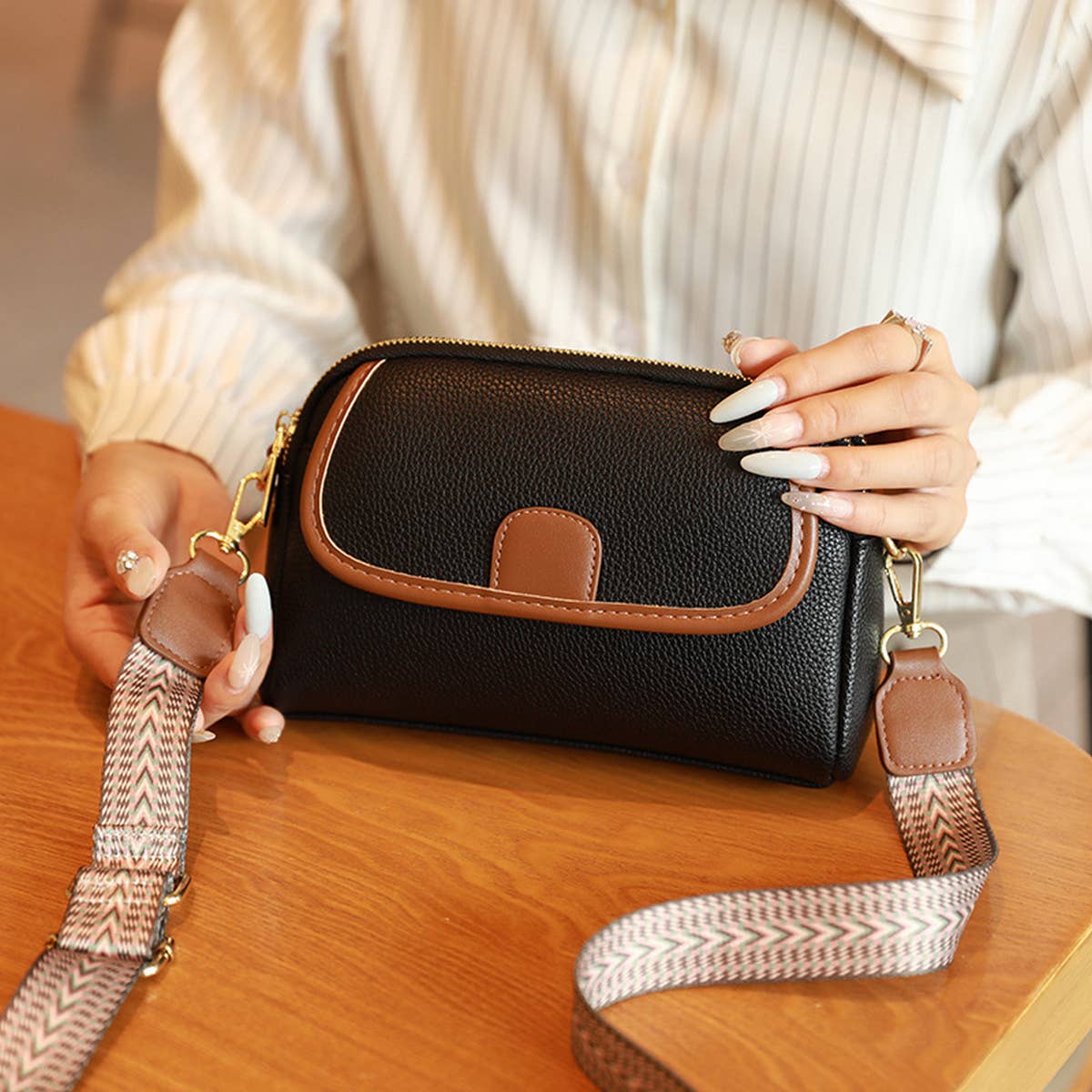VERSATILE LYCHEE SHOULDER BAG_CWAB2948