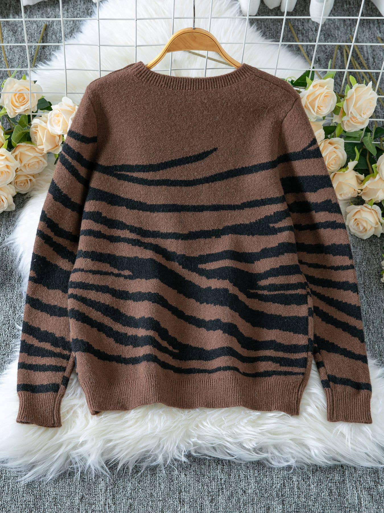 Color-blocking zebra-patterned  knitted sweater