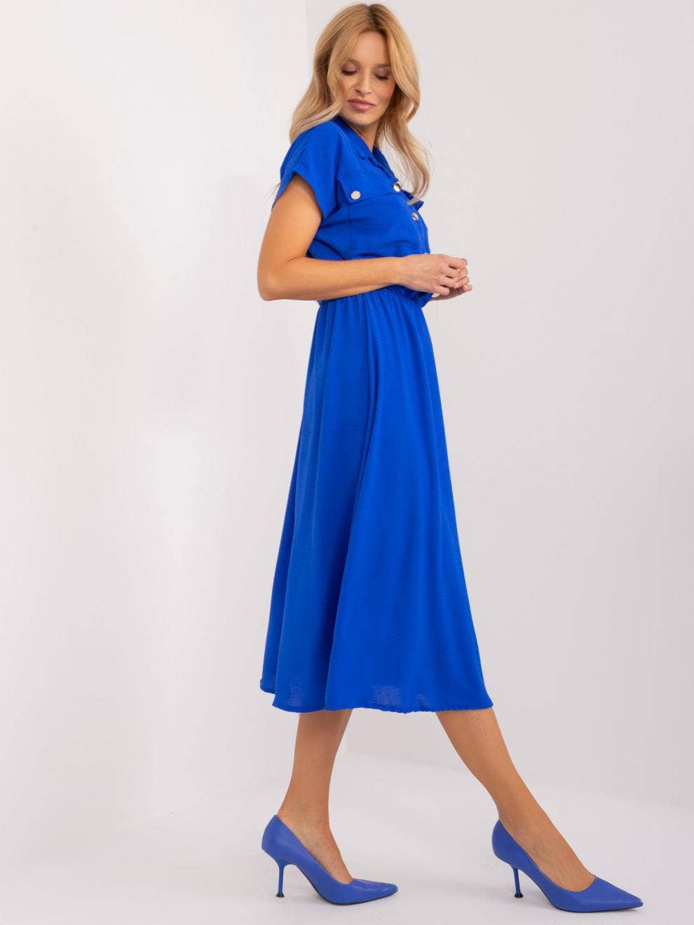 Button-embellished solid color short sleeve dress