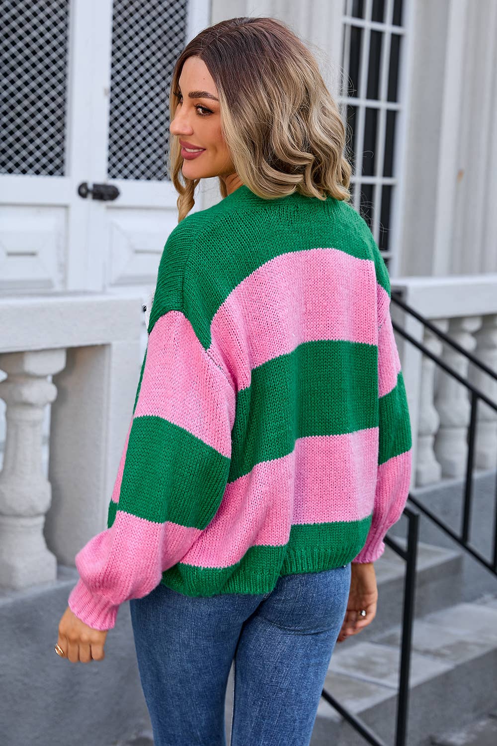 COLOR-MATCHING LONG-SLEEVED BUTTON-DOWN CARDIGAN