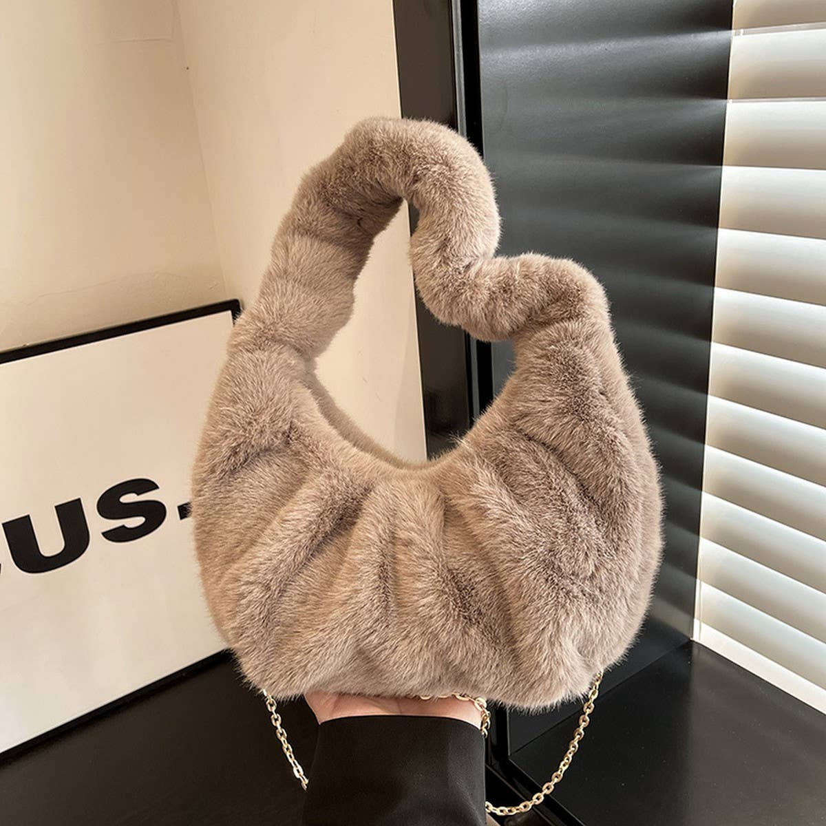 WINTER PLEATED DUMPLING BAG ONE-SHOULDER PLUSH BAG_CWAB3944