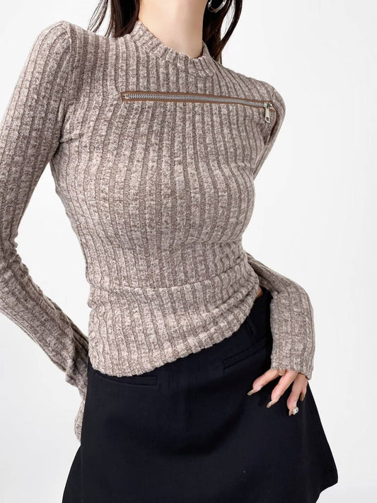 CUT-OUT TOP WITH A DIAGONAL ZIPPER ON THE CHEST