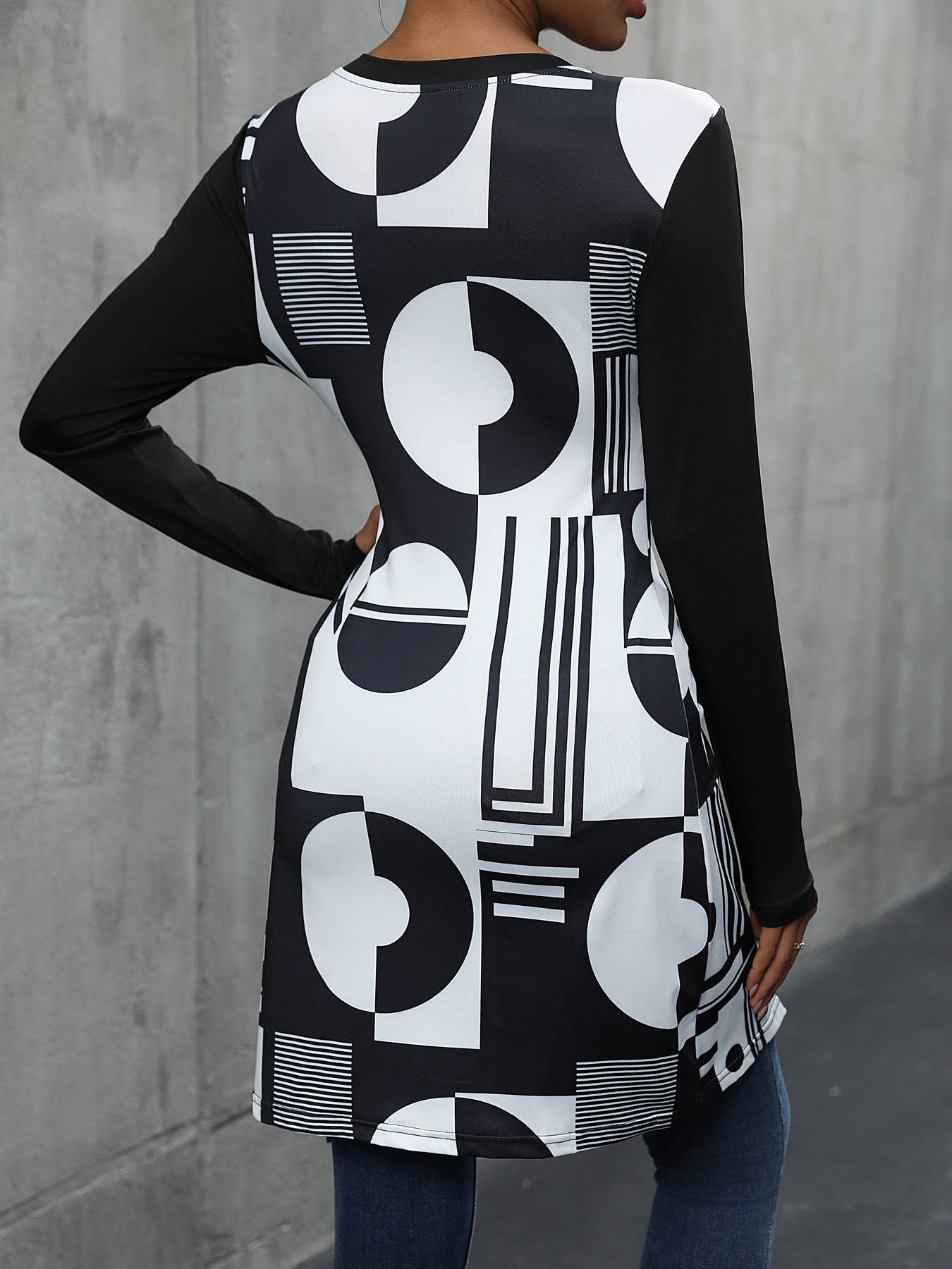 ELEGANT GEOMETRIC PRINT MEDIUM LENGTH SLIT TSHIRT