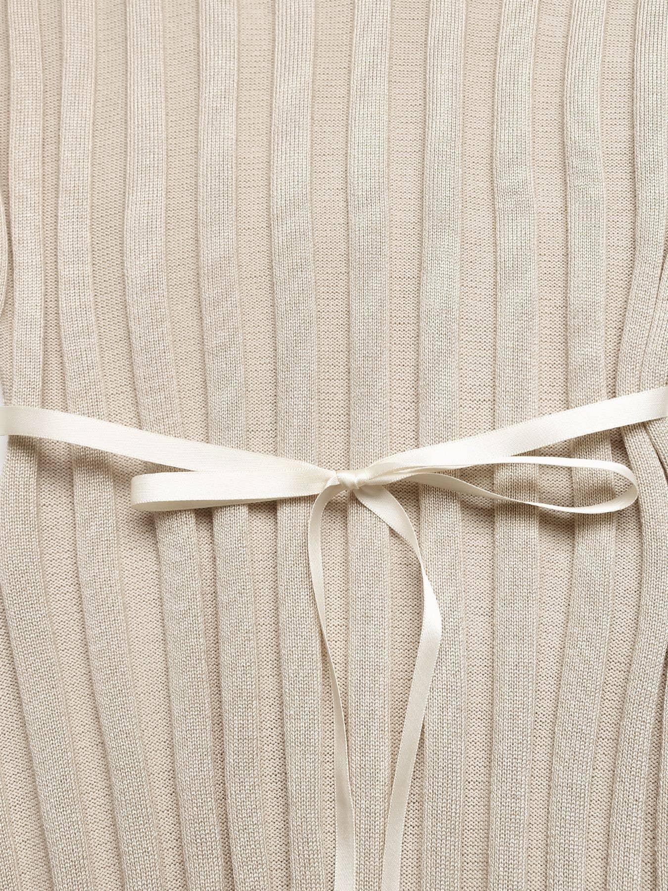 Elegant and stylish long-sleeved knitted dress