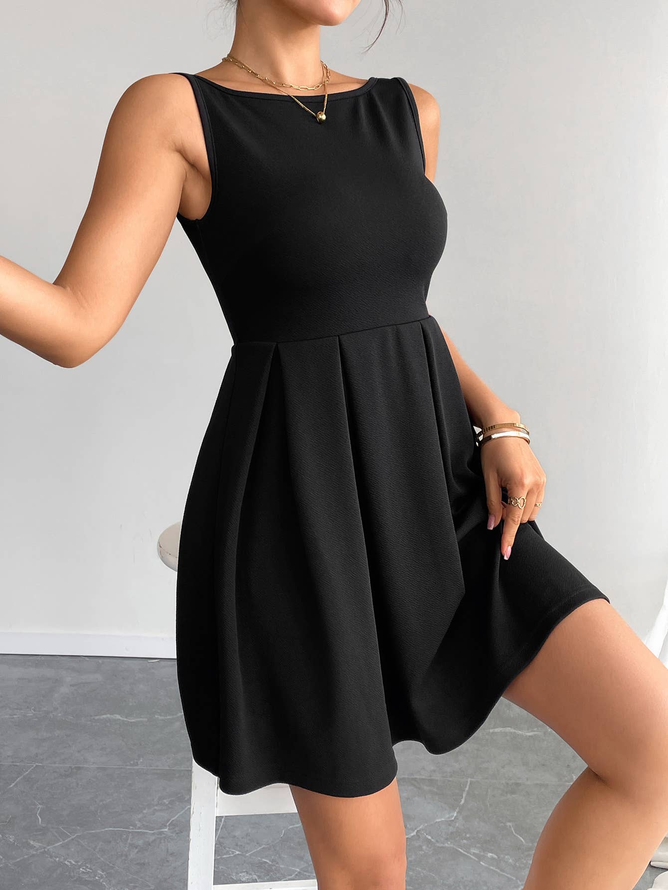 Backless high-waisted short solid-color dress