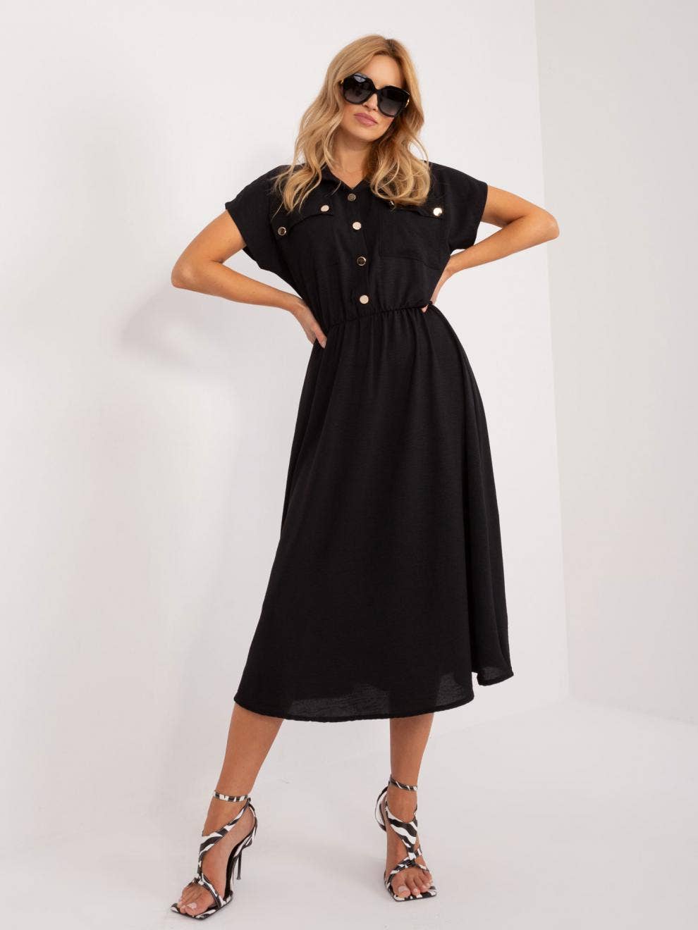 Button-embellished solid color short sleeve dress