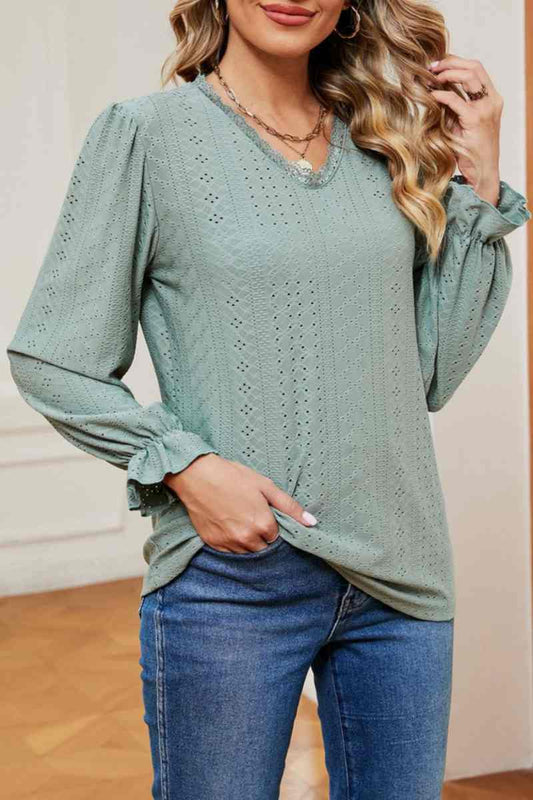 CWTBLL2841_COMMUTER LACE V-NECK LONG-SLEEVED TOP