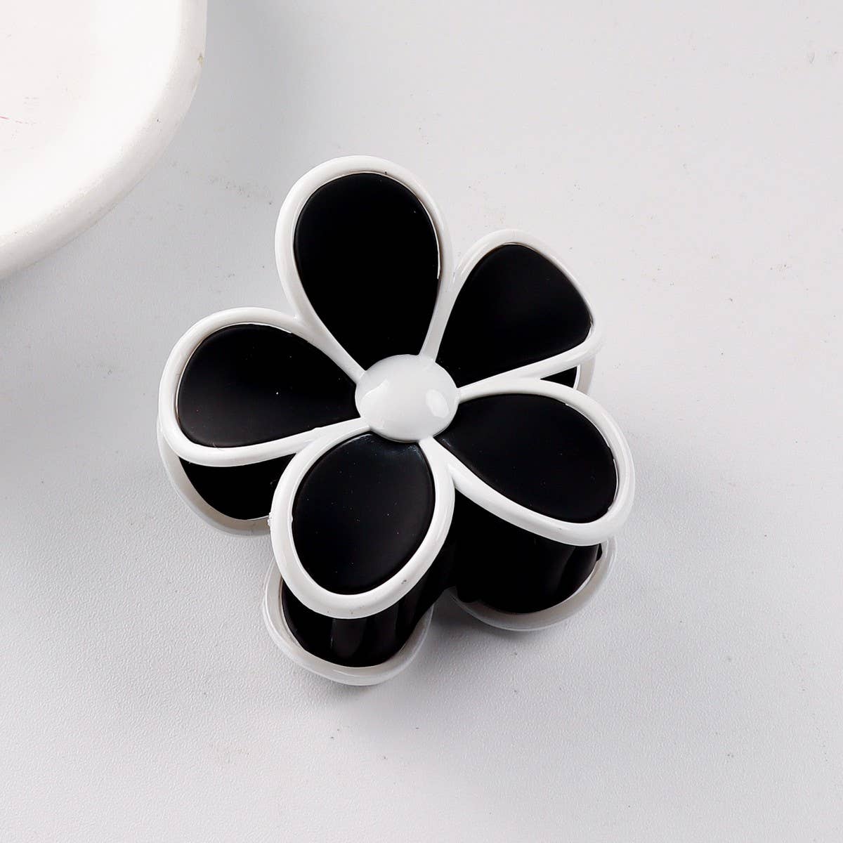 CWAHA1398_ELEGANT BLACK BORDER FLOWER HAIR CLAW CLIP